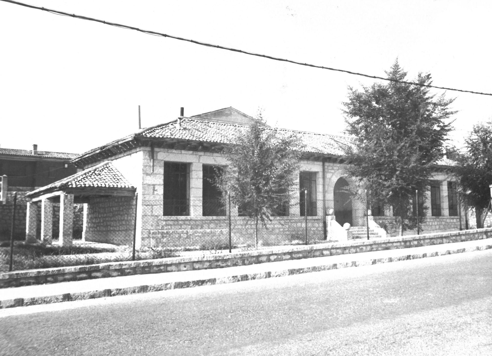 Las escuelas de Montemayor en una imagen de junio de 1985.