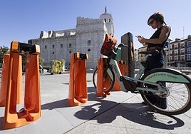 Una usuaria coge una bicicleta en la plaza de Portugalete.