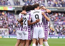 Los jugadores del Real Valladolid celebran el primer gol marcado al Sporting hace dos jornadas en Zorrilla