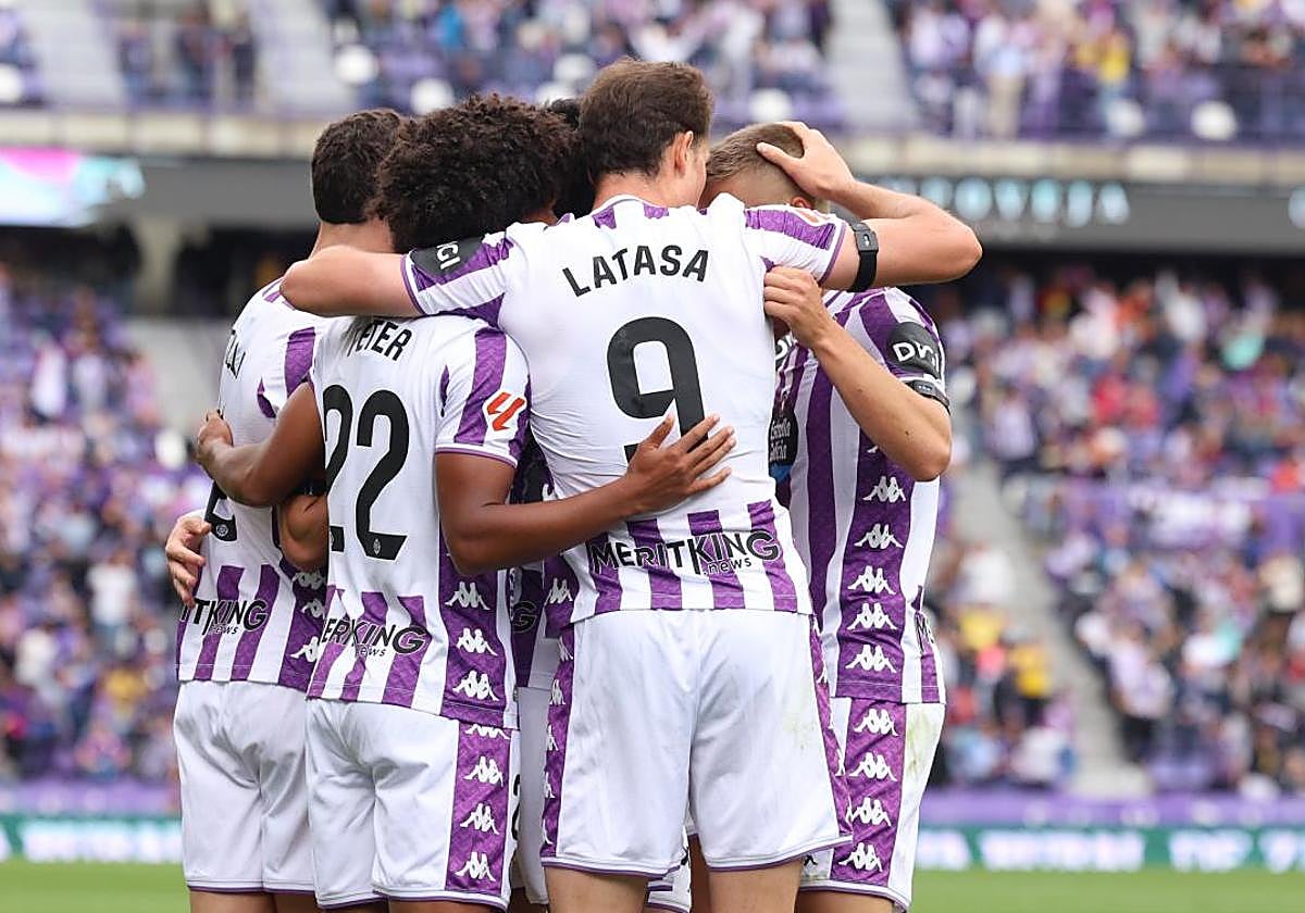 Los jugadores del Real Valladolid celebran el primer gol marcado al Sporting hace dos jornadas en Zorrilla