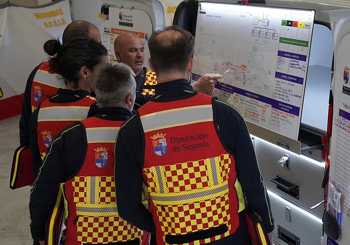 Profesionales del servicio de bomberos de la Diputación.