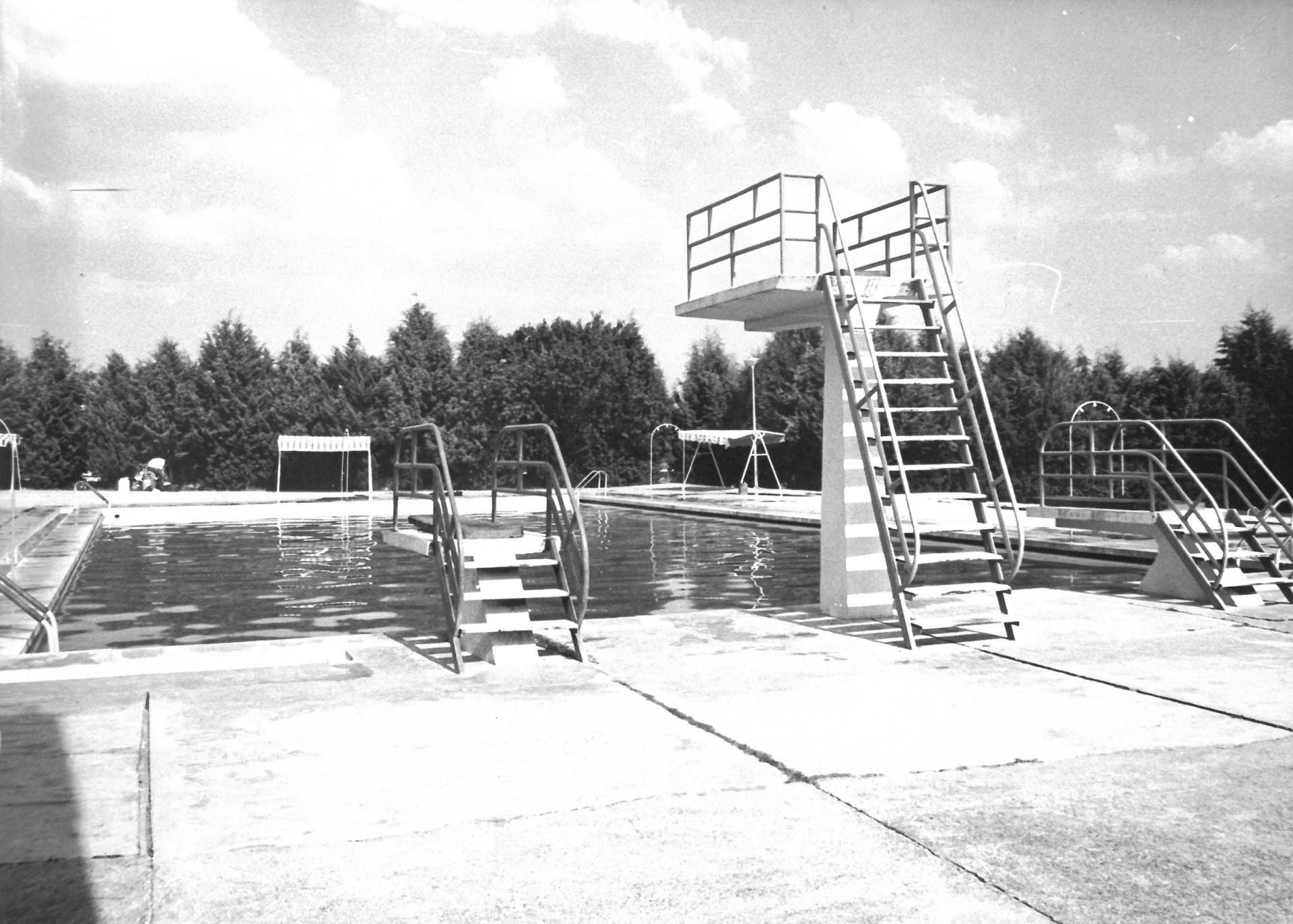 Las piscinas municipales en una fotografía de 1985.