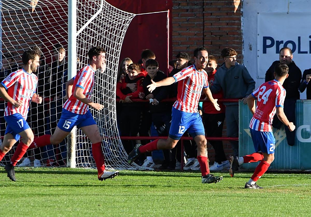 Manja, autor del 1-0, celebra el gol.