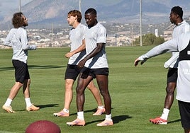 Martin Hongla, en el centro, cabizbajo durante el entrenamiento de este domingo