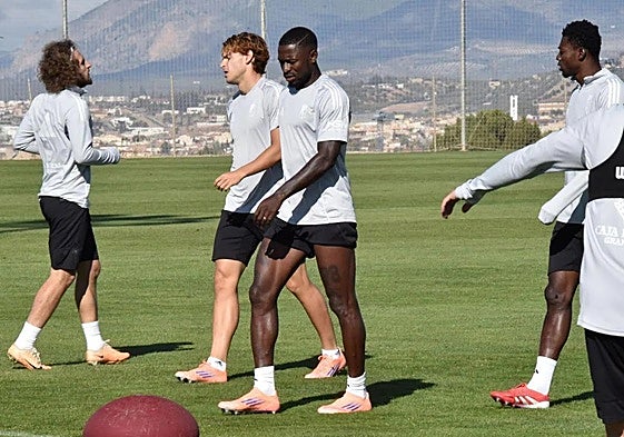 Martin Hongla, en el centro, cabizbajo durante el entrenamiento de este domingo