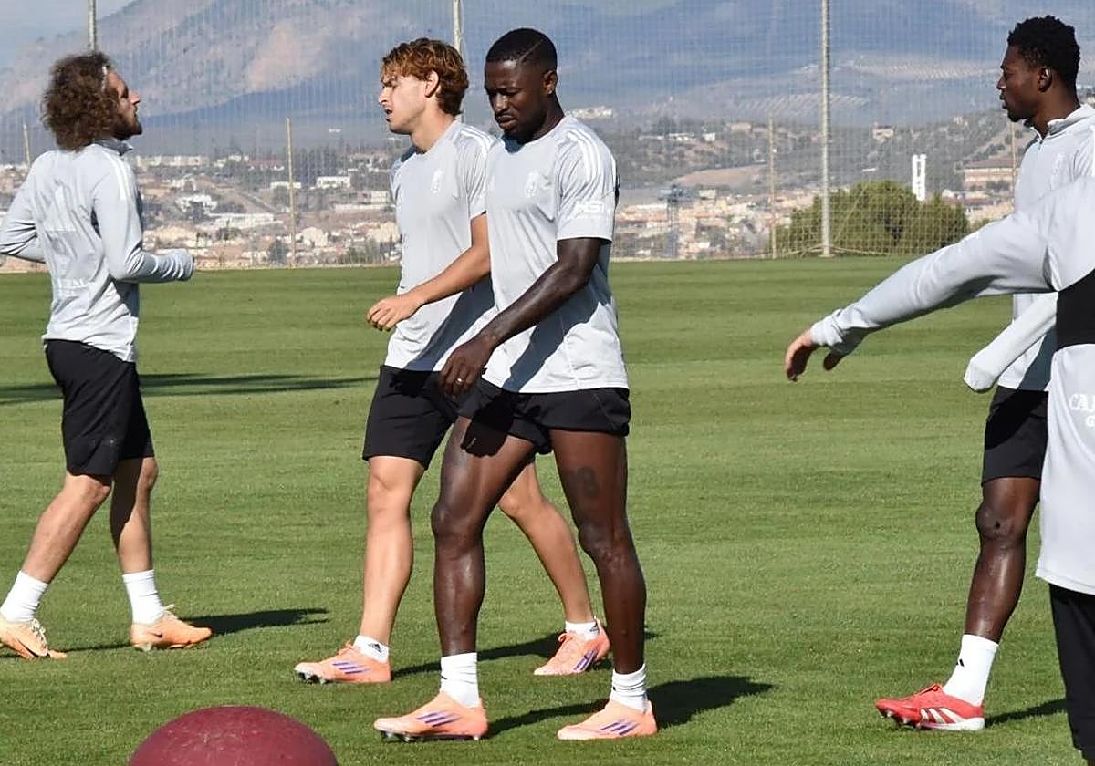 Martin Hongla, en el centro, cabizbajo durante el entrenamiento de este domingo
