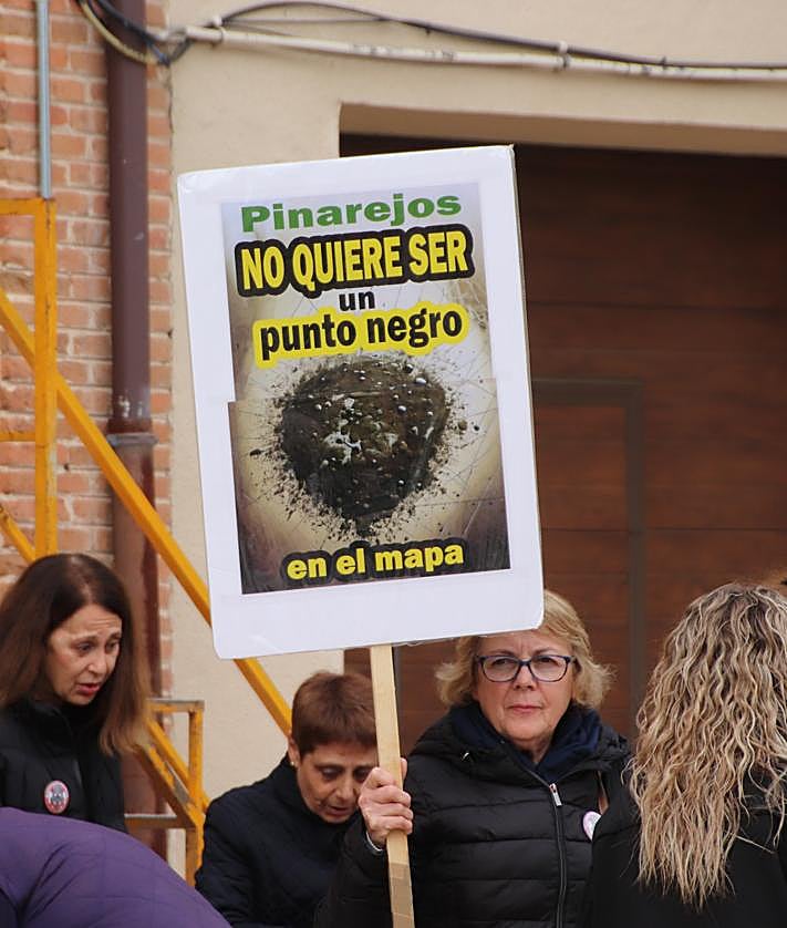 Imagen secundaria 2 - Varios momentos de la movilización celebrada este domingo en Pinarejos. 