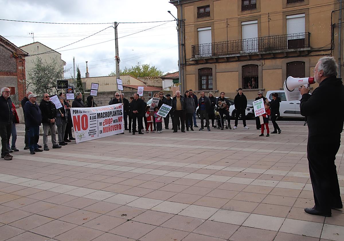 Imagen principal - Varios momentos de la movilización celebrada este domingo en Pinarejos. 