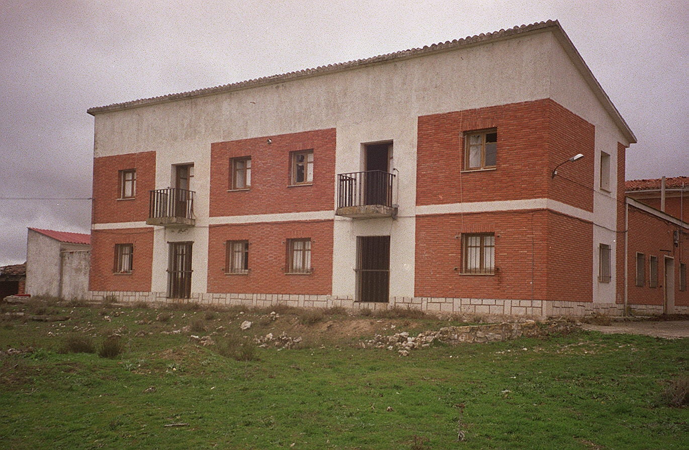 Casa cuartel de Montemayor de Pililla. 21 de noviembre de 2002.