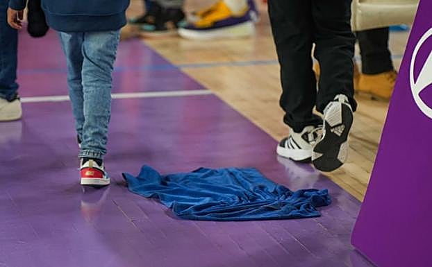Una camiseta en el suelo para secar la pista central, el pasado sábado.