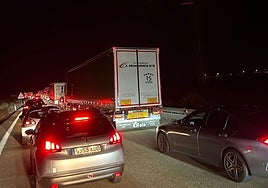 Retención en la A-62 producida por las colisiones.