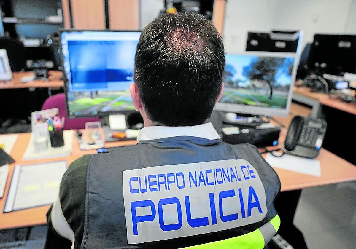 Un agente de la Unidad de Ciberdelincuencia de la Comisaría de la Policía Nacional de la calle Gerona.