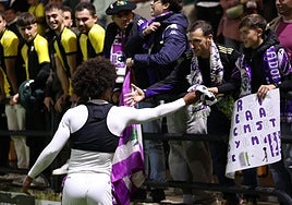 Federico firma autógrafos en Portugalete a aficionados del Pucela.