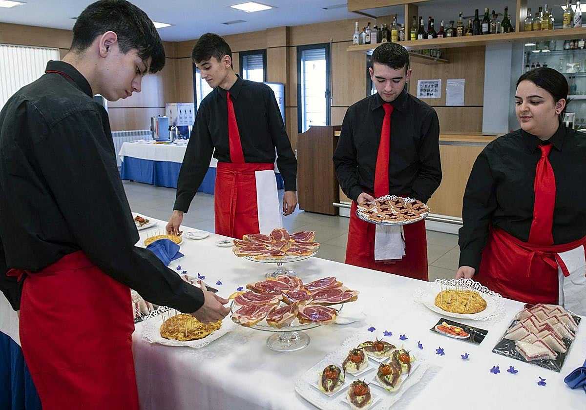 Alumnos de FP participan en una actividad del ciclo de hostelería.