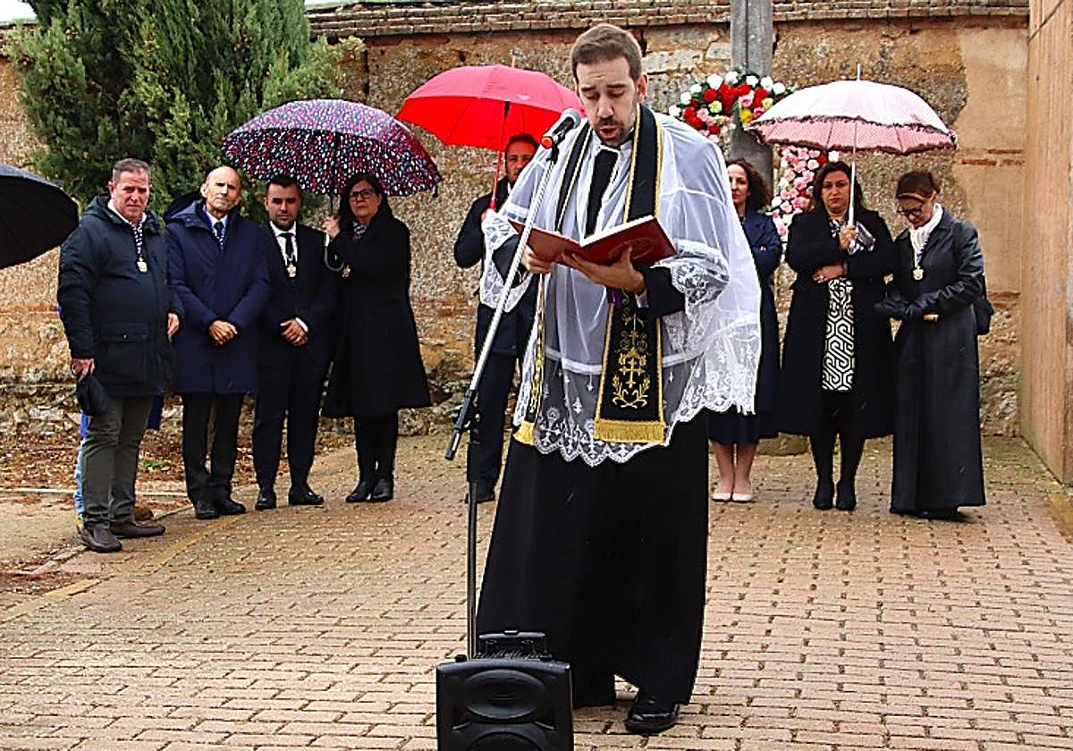 El párroco, Alberto Rodríguez, durante el responso en el cementerio