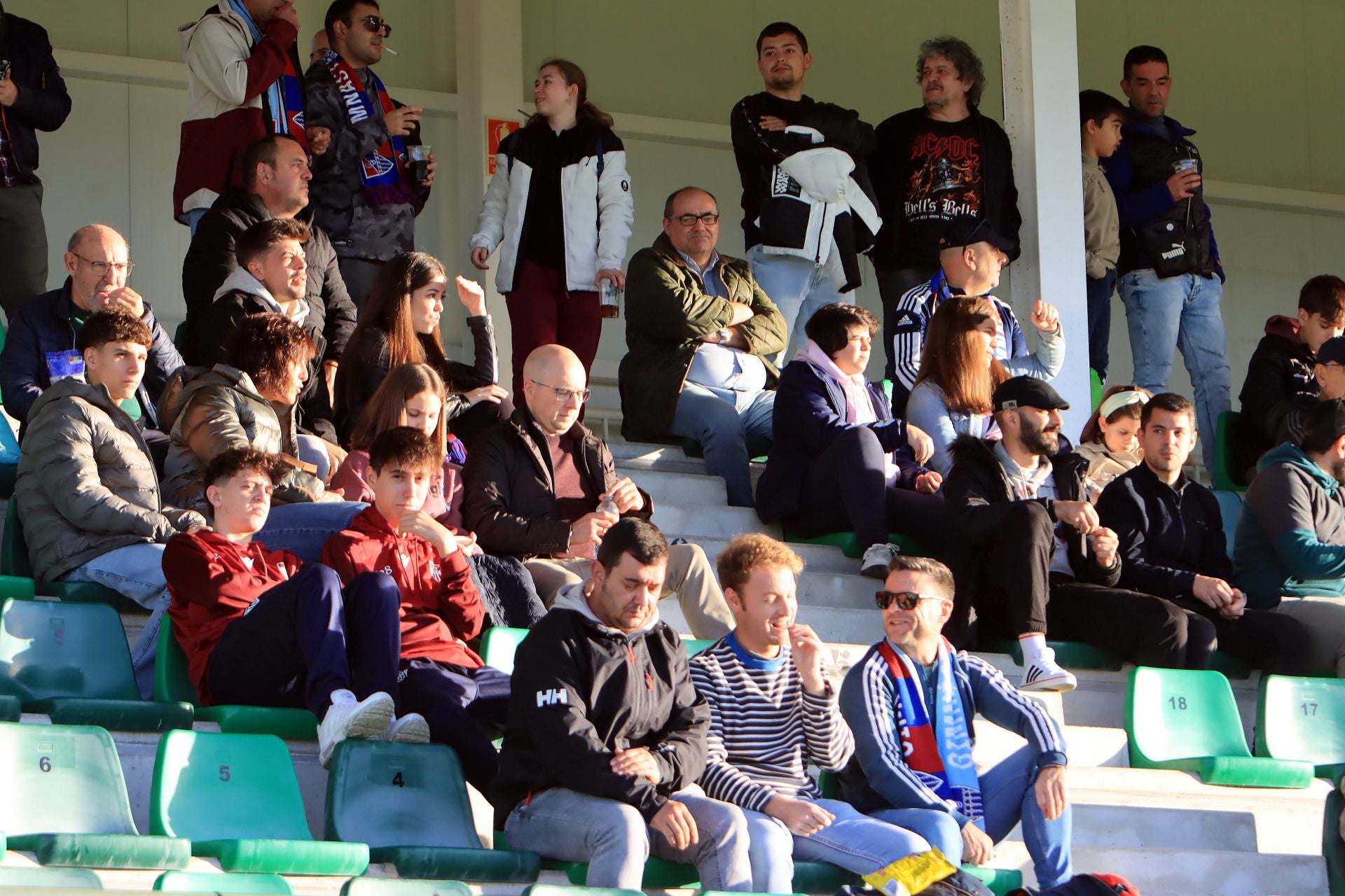 Búscate en las gradas de La Albuera durante el partido de la Segoviana