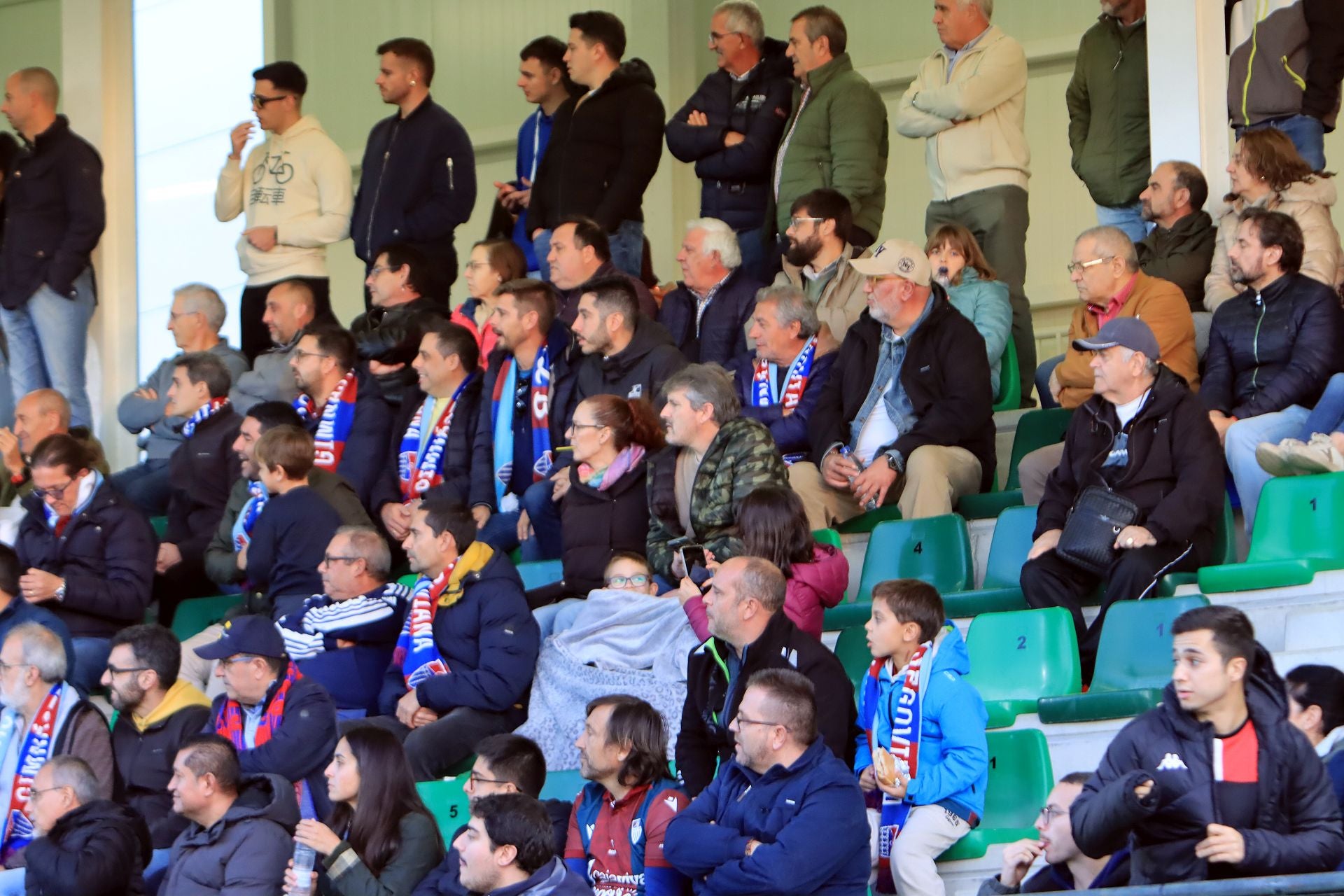Búscate en las gradas de La Albuera durante el partido de la Segoviana