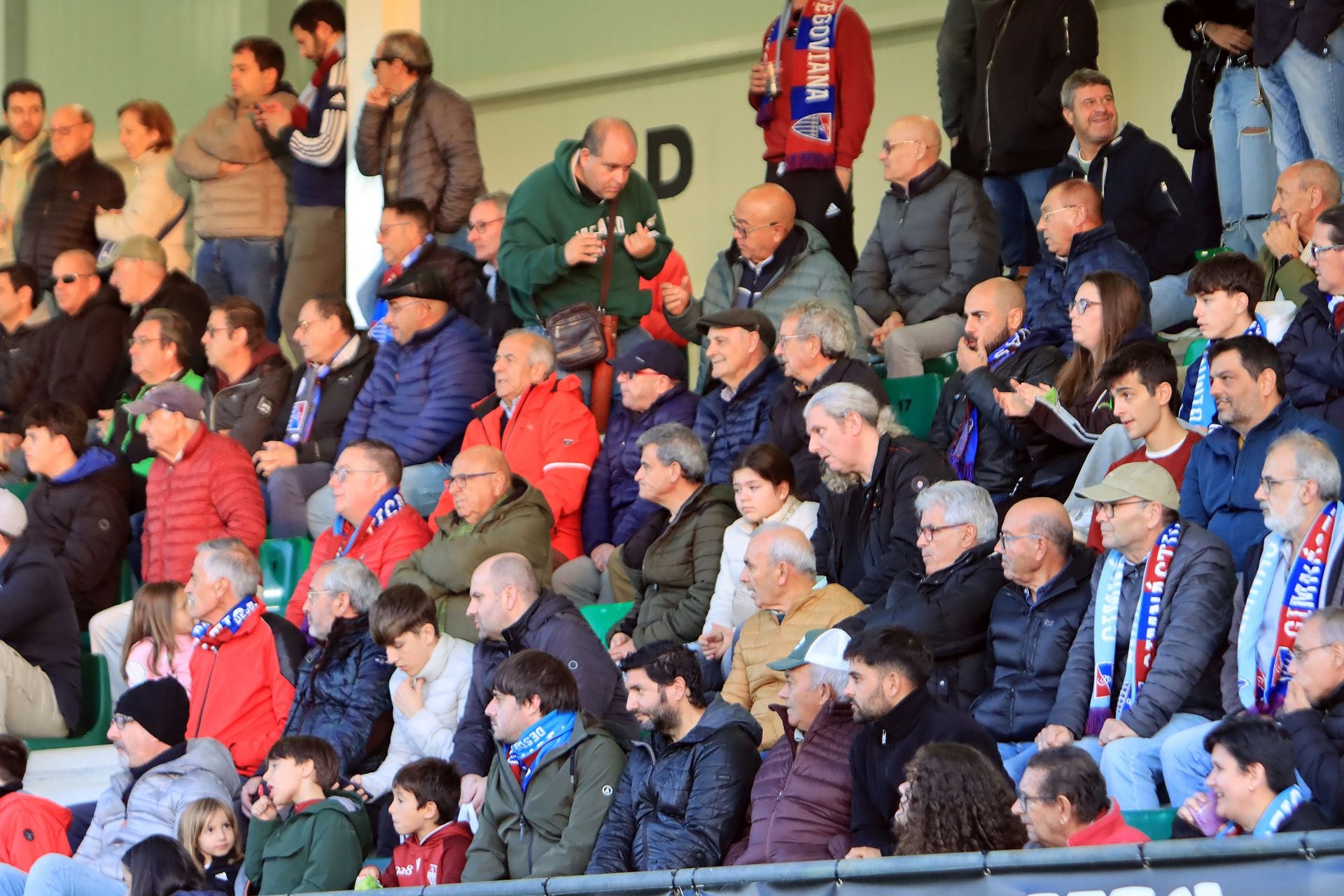 Búscate en las gradas de La Albuera durante el partido de la Segoviana
