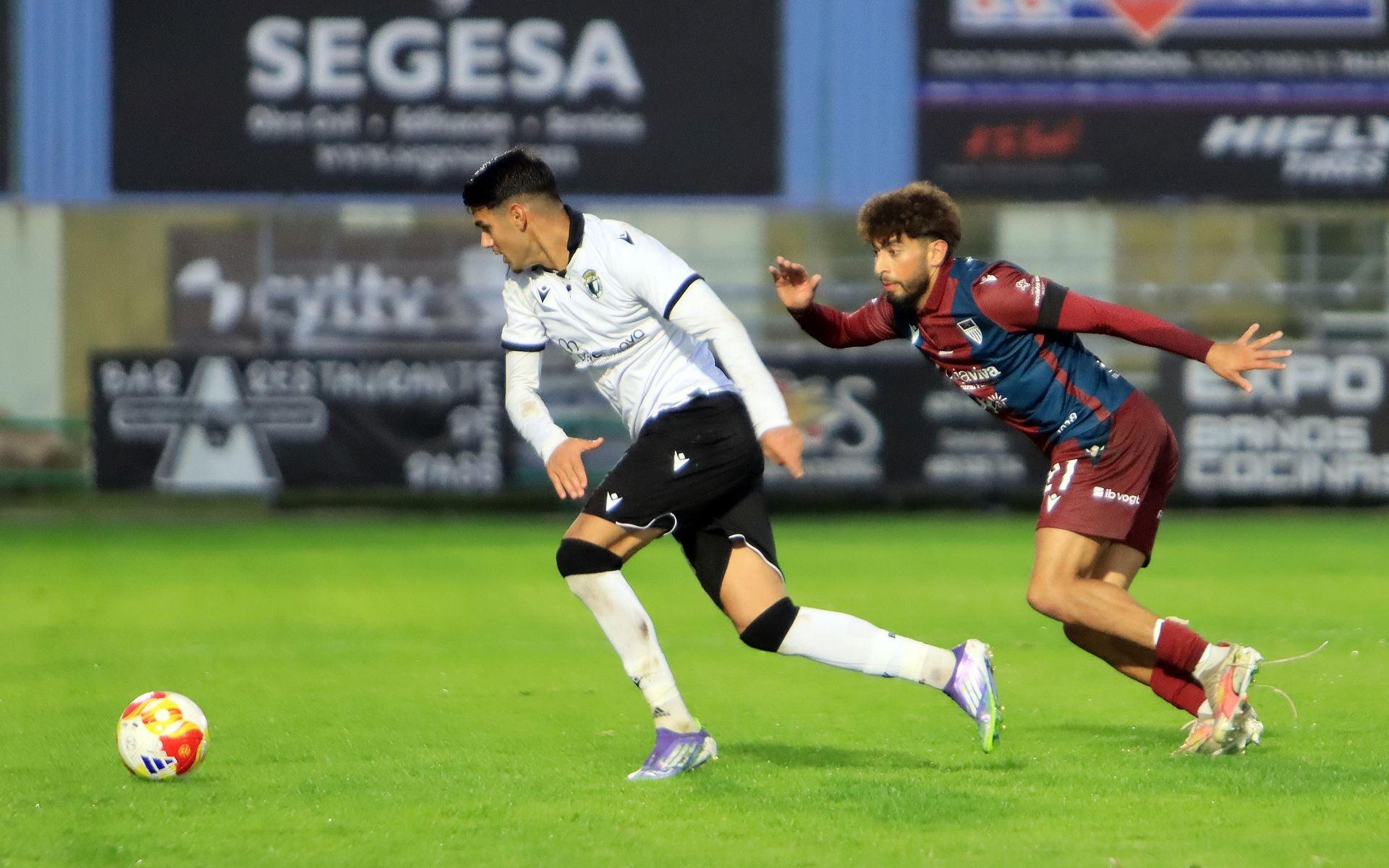 Fotos del partido entre la Segoviana y el Burgos Promesas