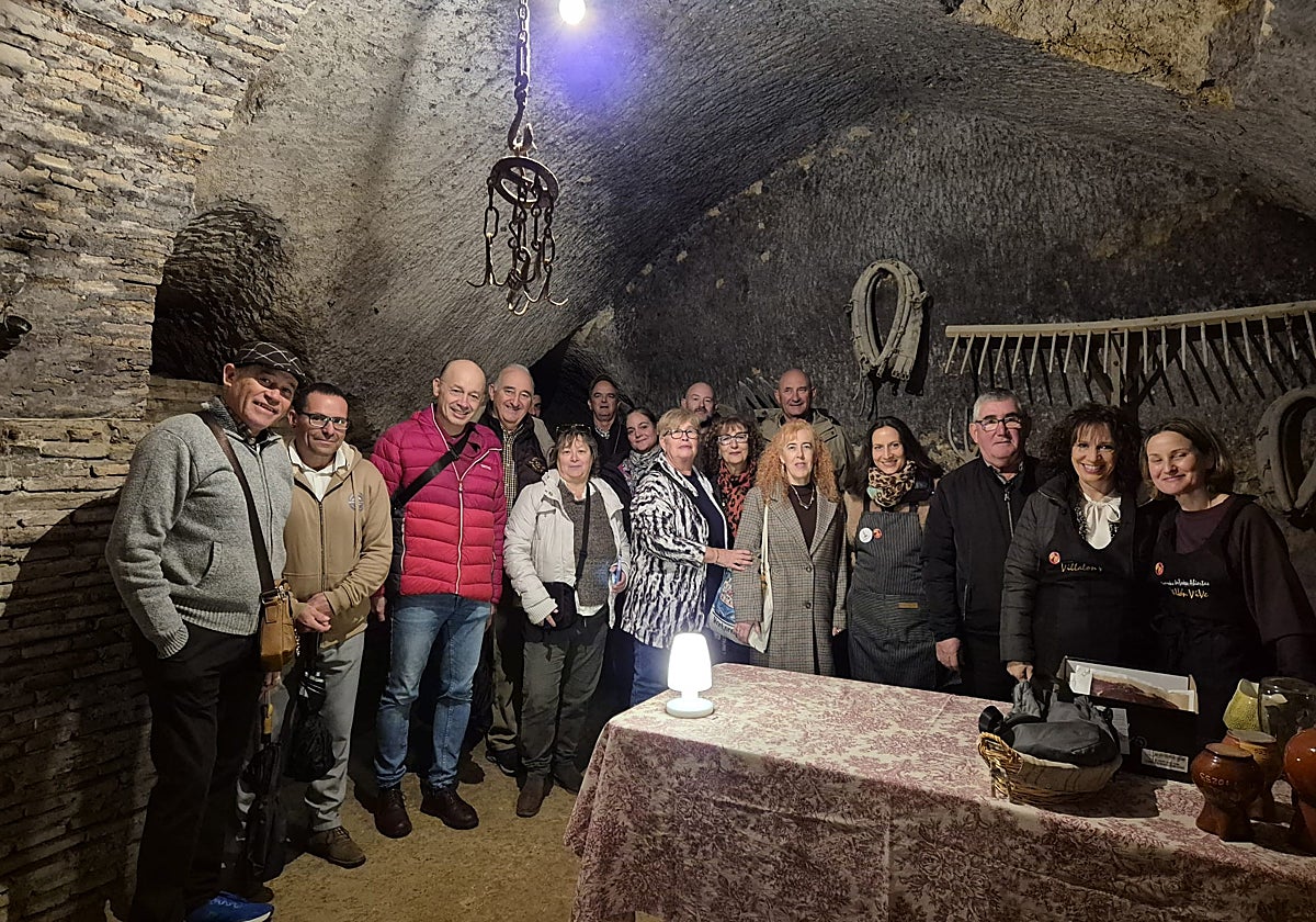 Un grupo de personas en la visita a una bodega