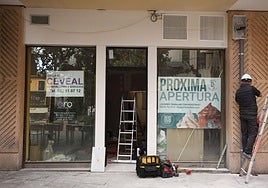 Un operario trabaja en las obras de la yogurtería Dadlet's en la plaza de Martí y Monsó.