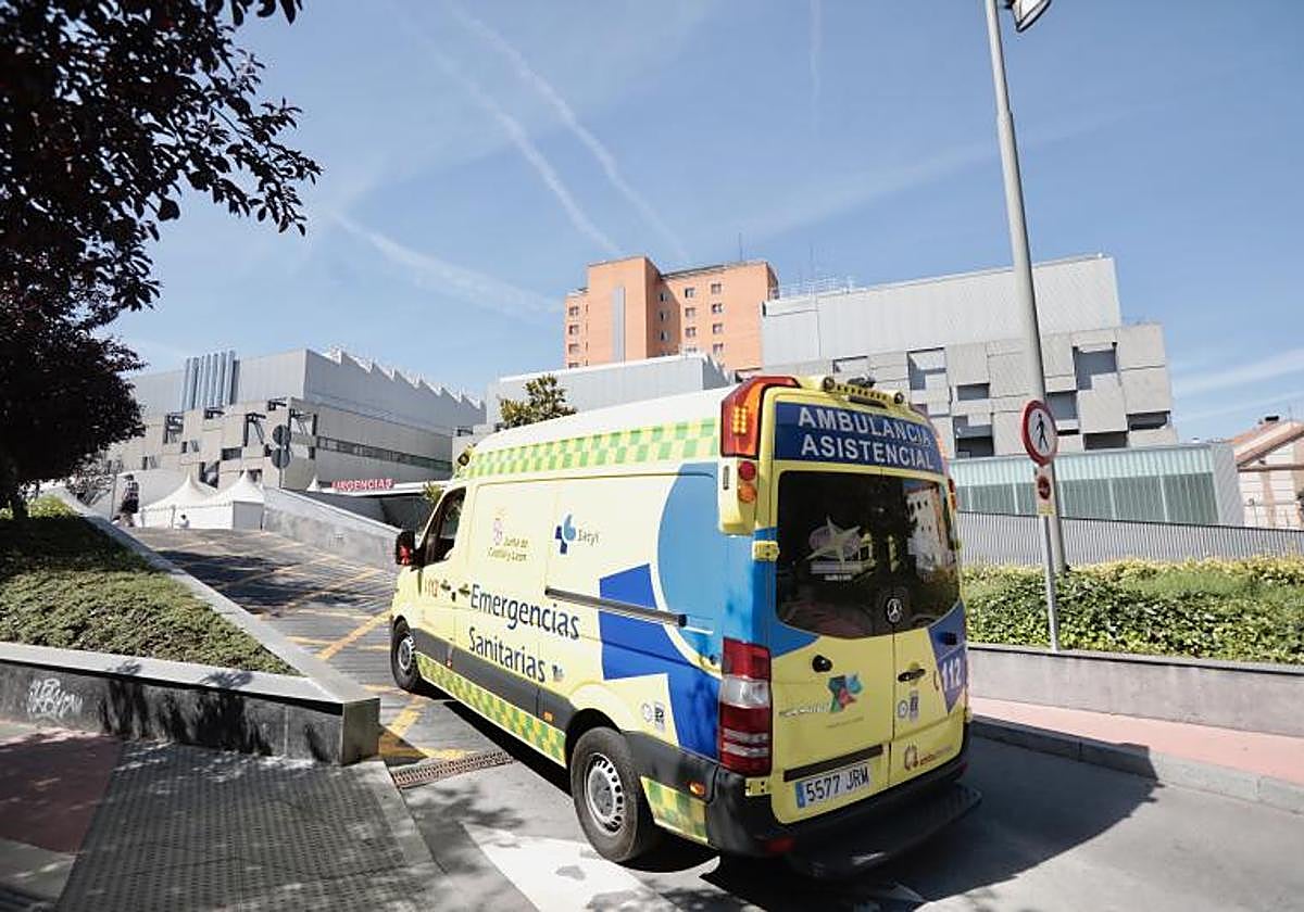 Una ambulancia accede al Hospital Clínico desde la avenida de Burgos.