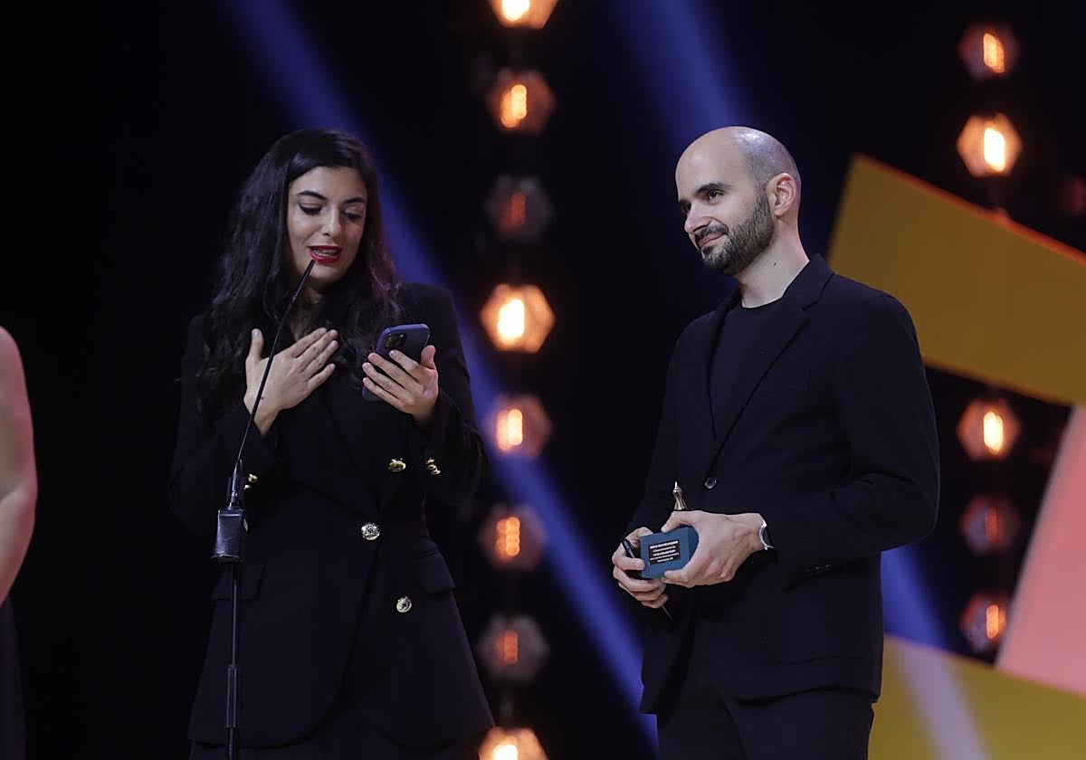El director Cyril Aris y la actriz Mounia Akl.