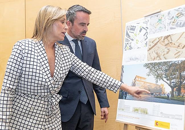 Sofía Puente y Manuel Olmedo observan las recreaciones del futuro inmueble.