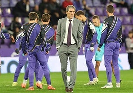 Almada camina sobre el césped durante el calentamiento.