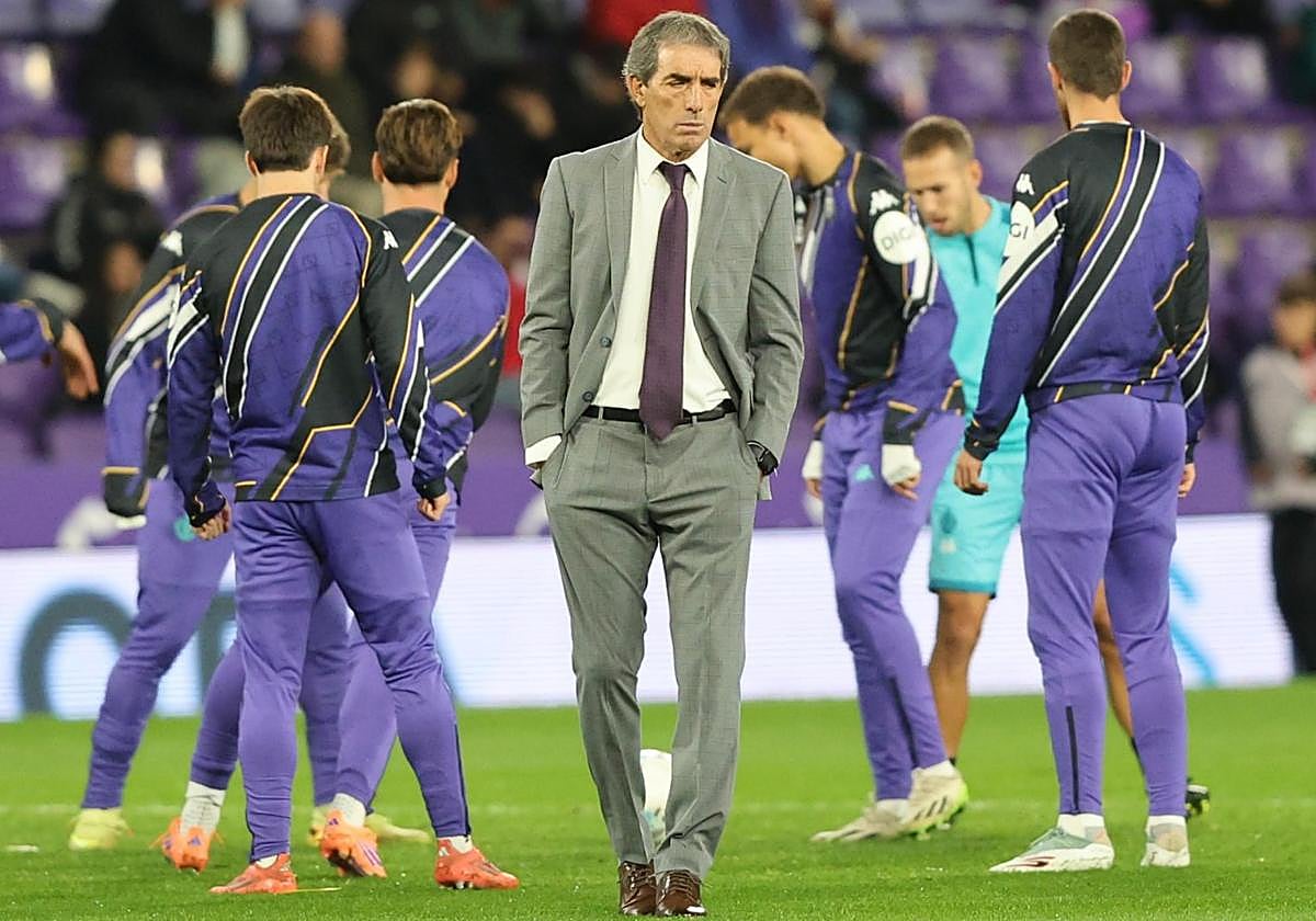 Almada camina sobre el césped durante el calentamiento.