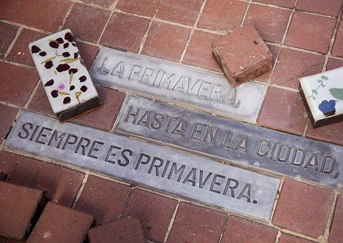 Imagen secundaria 1 - Arriba, Ana Nan y Andrés Trillo junto a su intervención artísticas. Abajo, dos momentos de la intalación de la obra en 2018.