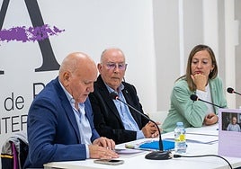 El psicólogo Fernándeo Martín Aduriz presenta el libro de Fidel Ramos, junto al autor y su hija Leonor.