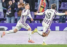 Chuki, izquierda, celebra con Jorge Delgado el gol que marcó de penalti y que dio la victoria al Real Valladolid ante el Granada