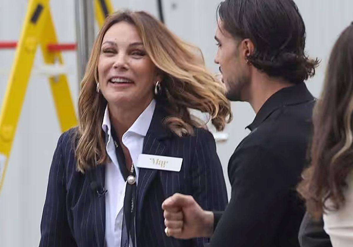 Mar Flores y Carlo Costanzia durante el rodaje de 'Decomasters'.