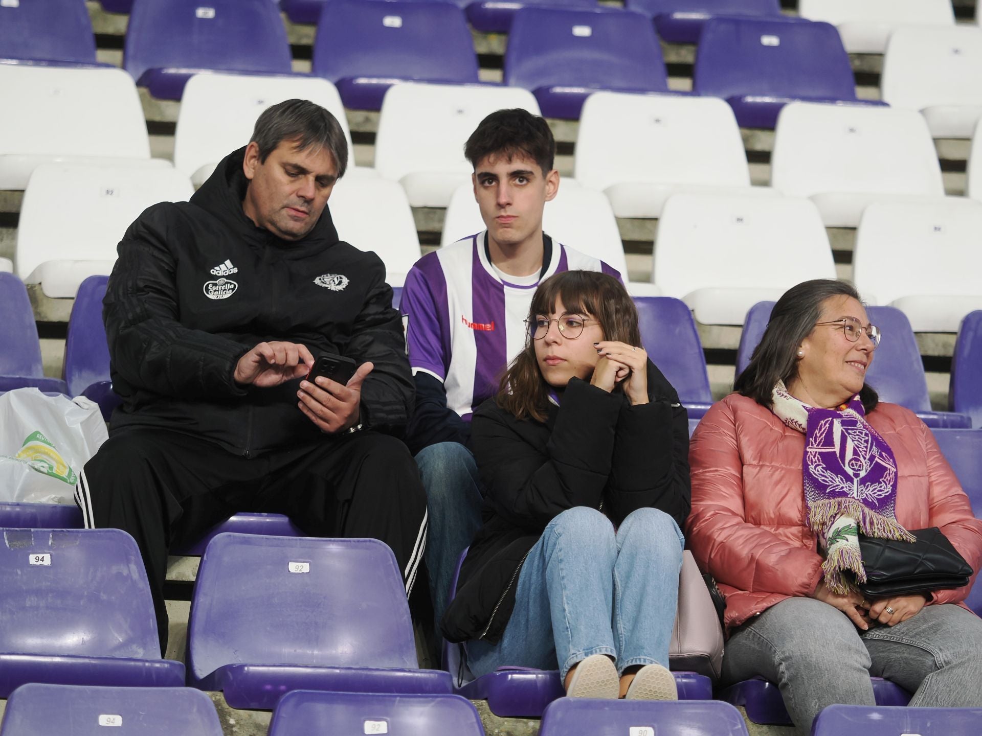 Búscate en la grada del estadio José Zorrilla (1/4)