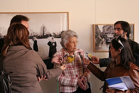 Los medios de comunicación entrevistan a Piedad Isla.