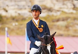 El jinete Adán Esterlich, en fotografía que acompaña a la nota de prensa que lamenta su muerte.