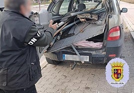 El vehículo, con la chatarra que transportaba.