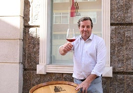 Enrique Concejo saluda con un clarete a la puerta de su nuevo establecimiento en Palencia.