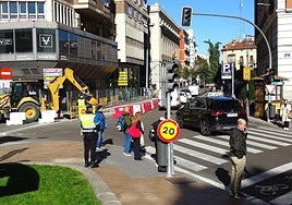 El embudo por el corte de dos carriles en la salida de Dos de Mayo a la plaza de Madrid hacia Miguel Íscar y Duque de la Victoria.