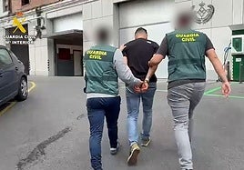 Uno de los detenido en la operación de la Guardia Civil.
