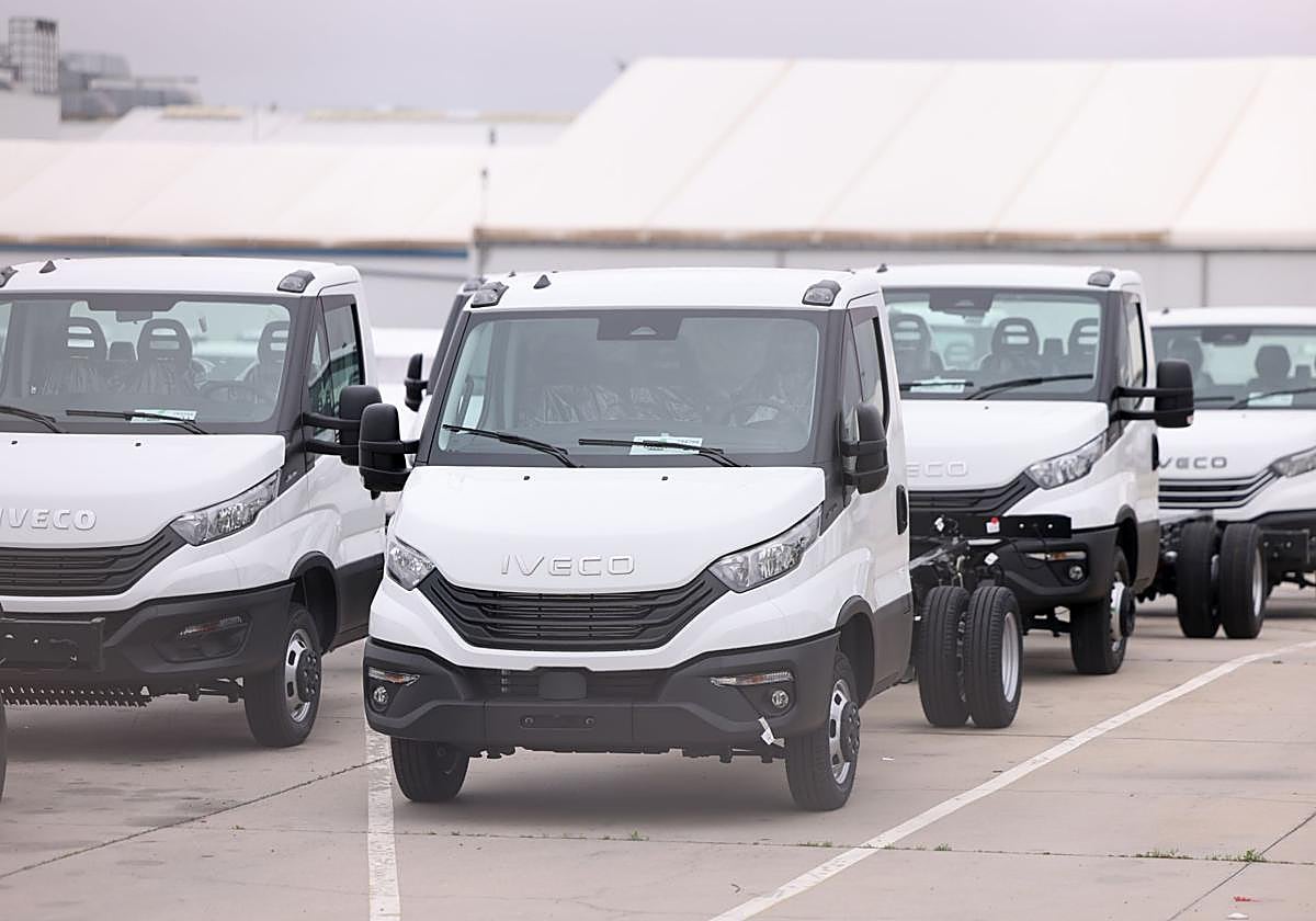 Furgonetas Iveco Daily en su versión chasis cabina junto a la factoría de Valladolid.