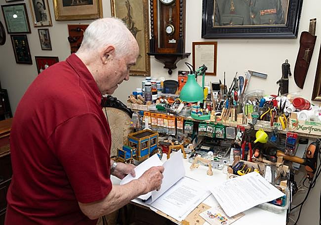 Antonio Tendero en su taller de Fuensaldaña