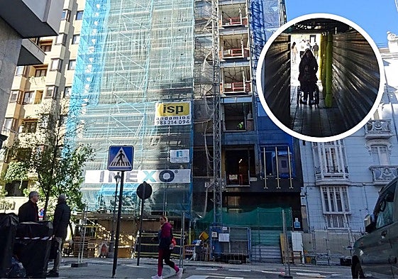 Los operarios trabajan en el vaciado del interior del antiguo hotel Felipe IV de la calle Gamazo. Arriba, en detalle, el 'túnel' para peatones ante su fachada.