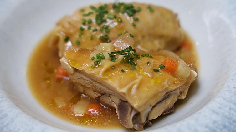 Presentación del plato de pollo de aprovechamiento cocinado por el chef Raúl del Moral .