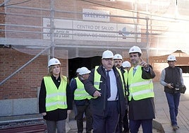 El consejero de Sanidad, Alejandro Vázquez, visita las obras junto al alcalde de Rioseco, David Esteban.