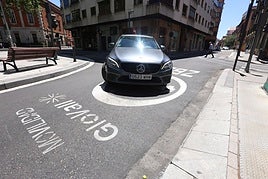 Zona de bajas emisiones señalizada en el asfalto en Valladolid.