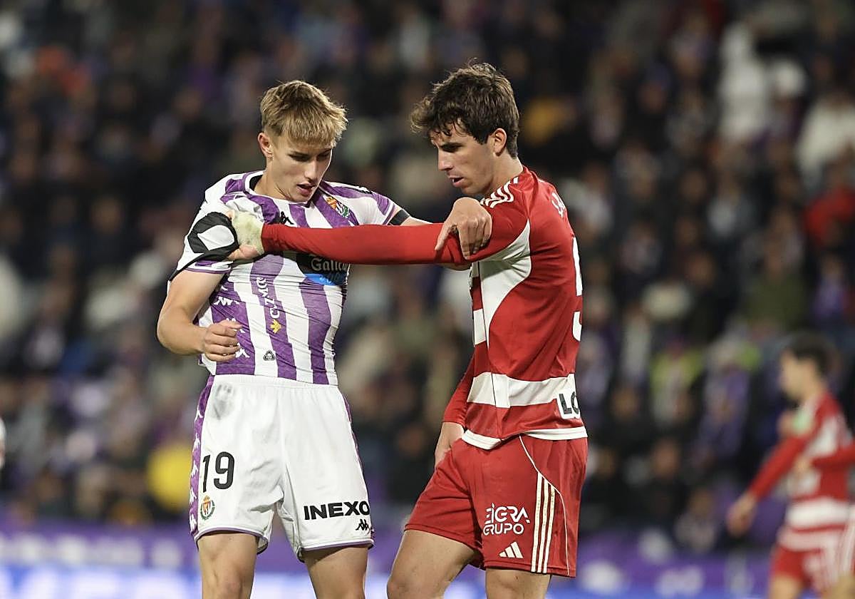 El blanquivioleta Arnu y el rojiblanco Manu Lama se agarran durante el Real Valladolid-Granada del pasado lunes.