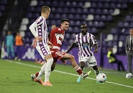Amath (derecha) durante el Real Valladolid-Granada de este lunes en Zorrilla.