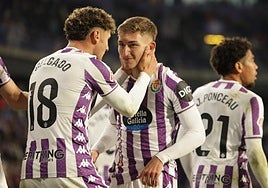 Jorge Delgado felicita a Chuki tras el gol de penalti que dio la victoria al Real Valladolid.